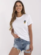 pol_pl_Bialy-damski-t-shirt-z-wyhaftowanym-misiem-412270_1.webp