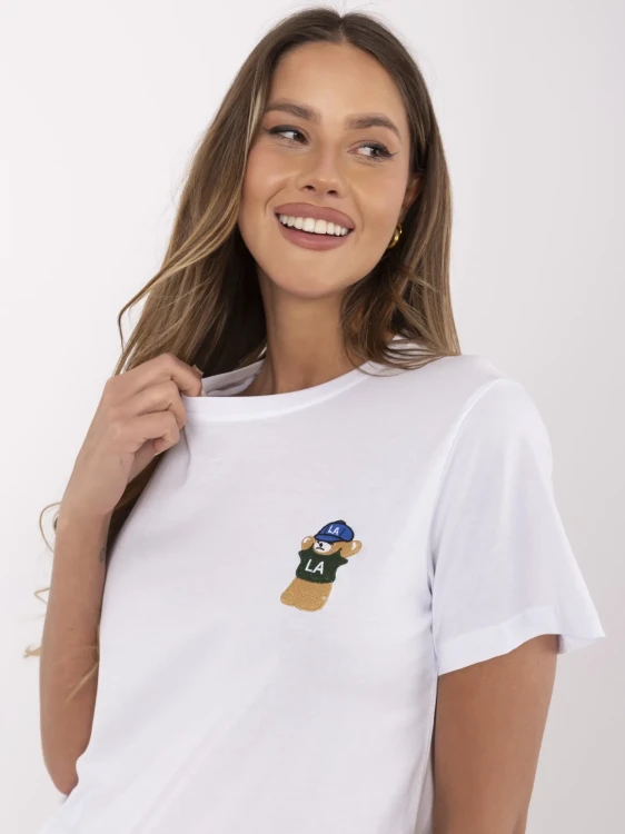 pol_pl_Bialy-damski-t-shirt-z-wyhaftowanym-misiem-412270_2.webp